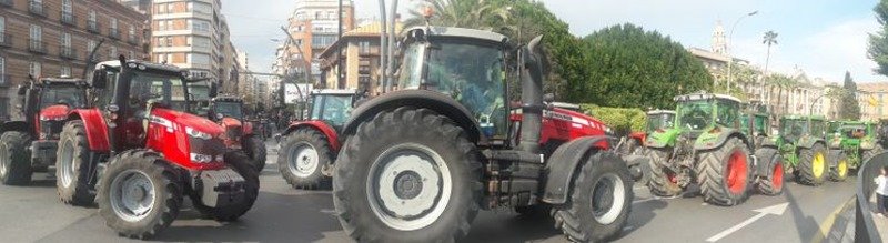 Corte de carreteras con tractores
